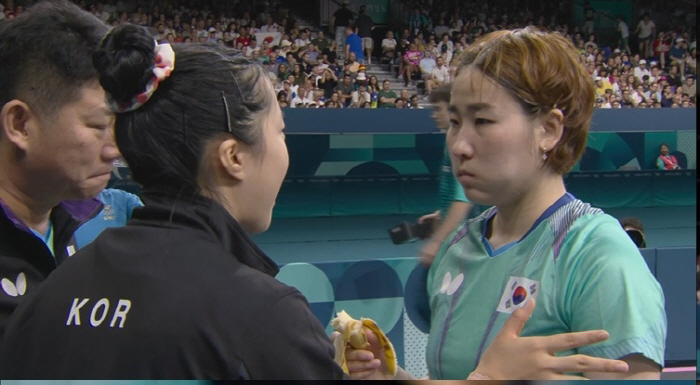 Eunhye likes bananas, too. I took care of her'