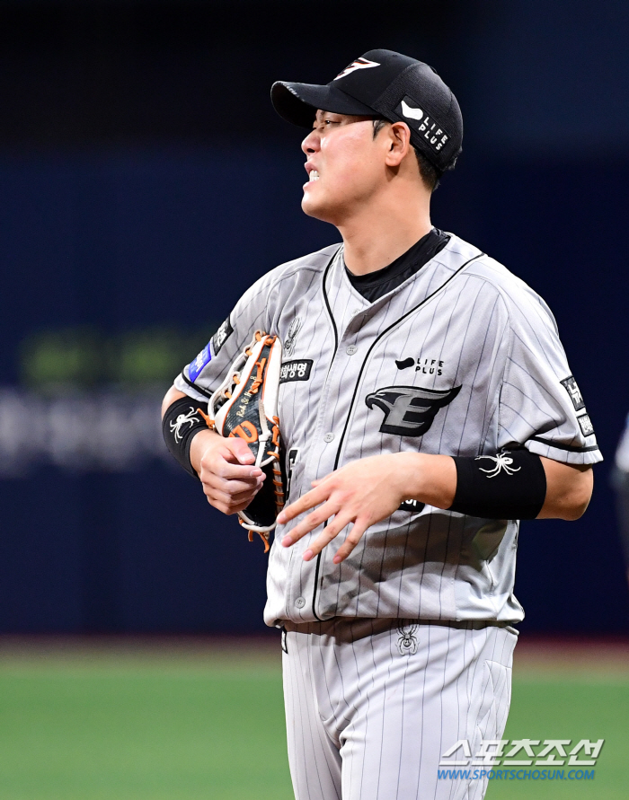 I complimented him, but he said he made back-to-back mistakes. Replacing the second inning was cold. 'I thought it was a career to overcome the first mistake. '