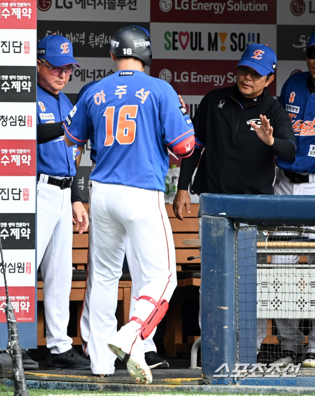 I complimented him, but he said he made back-to-back mistakes. Replacing the second inning was cold. 'I thought it was a career to overcome the first mistake. '