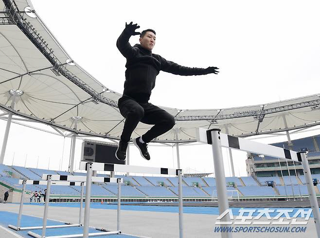 'Korea Track & Field's first medal attempt!' Woo Sang-hyuk's Showtime begins 