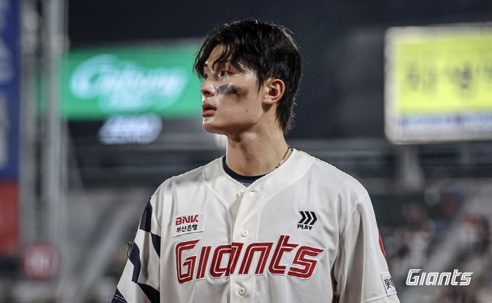 The start of August's counterattack? Lotte's 4th consecutive victory! 55 minutes Rainfall stoppage → 4 home runs + 28 hits exchanged → Nakdonggang River Derby in chaos even with head shots 
