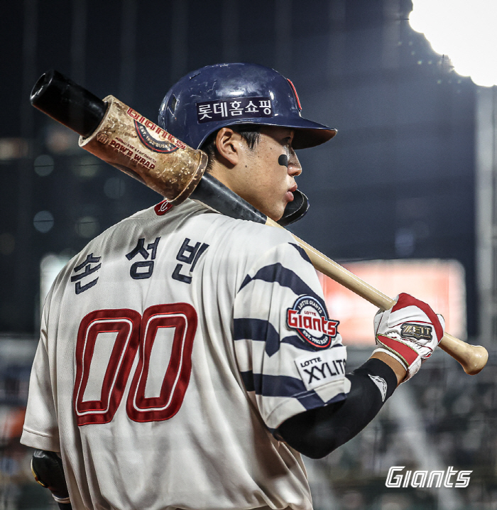 The start of August's counterattack? Lotte's 4th consecutive victory! 55 minutes Rainfall stoppage → 4 home runs 28 hits exchanged → Nakdonggang River Derby in chaos even with head shots