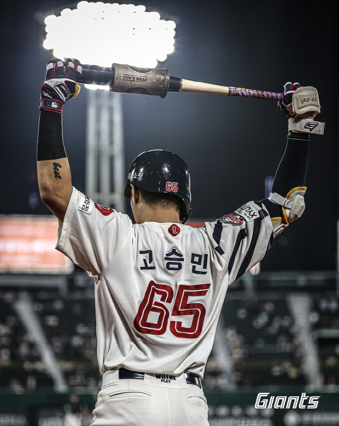 The start of August's counterattack? Lotte's 4th consecutive victory! 55 minutes Rainfall stoppage → 4 home runs 28 hits exchanged → Nakdonggang River Derby in chaos even with head shots