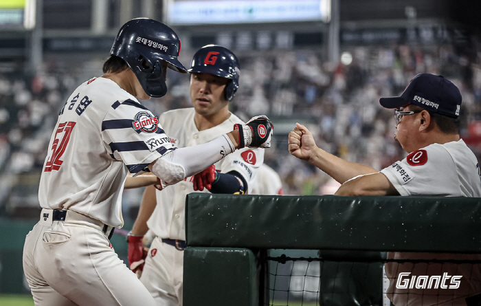 The start of August's counterattack? Lotte's 4th consecutive victory! 55 minutes Rainfall stoppage → 4 home runs 28 hits exchanged → Nakdonggang River Derby in chaos even with head shots