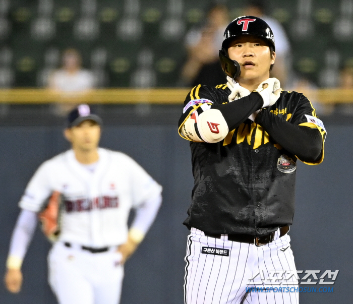 'Ace is here. We're chasing first place' Hernandez's first win in five innings of 7K 1 run and his debut  Austin final two-run shot LG, 10-3, escaped four consecutive wins. Doosan Shirakawa lost 6 runs 