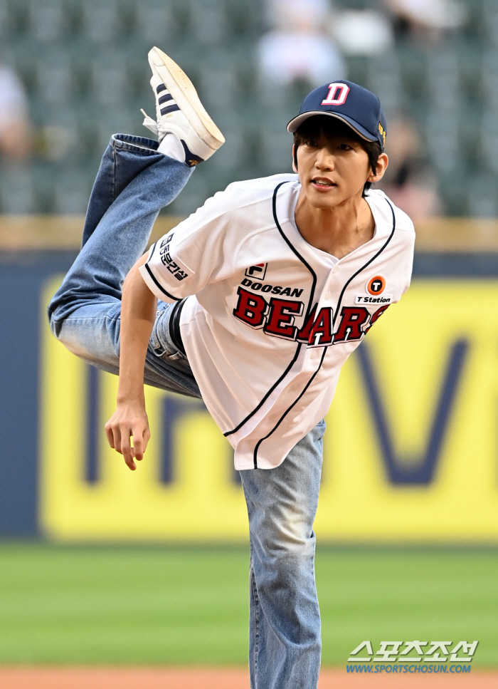 'Ace is here. We're chasing first place' Hernandez's first win in five innings of 7K 1 run and his debut  Austin final two-run shot LG, 10-3, escaped four consecutive wins. Doosan Shirakawa lost 6 runs 