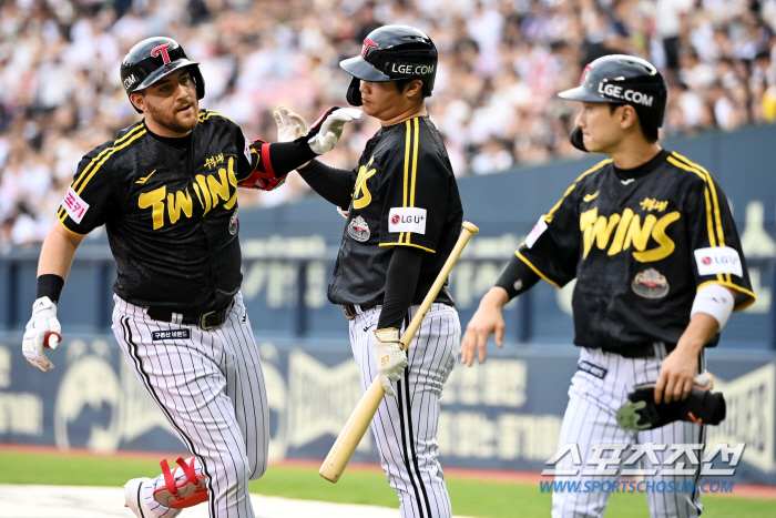 'Ace is here. We're chasing first place' Hernandez's first win in five innings of 7K 1 run and his debut  Austin final two-run shot LG, 10-3, escaped four consecutive wins. Doosan Shirakawa lost 6 runs 