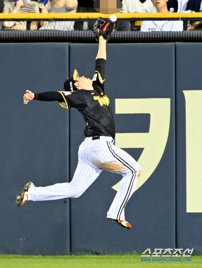 'Ace is here. We're chasing first place' Hernandez's first win in five innings of 7K 1 run and his debut  Austin final two-run shot LG, 10-3, escaped four consecutive wins. Doosan Shirakawa lost 6 runs 