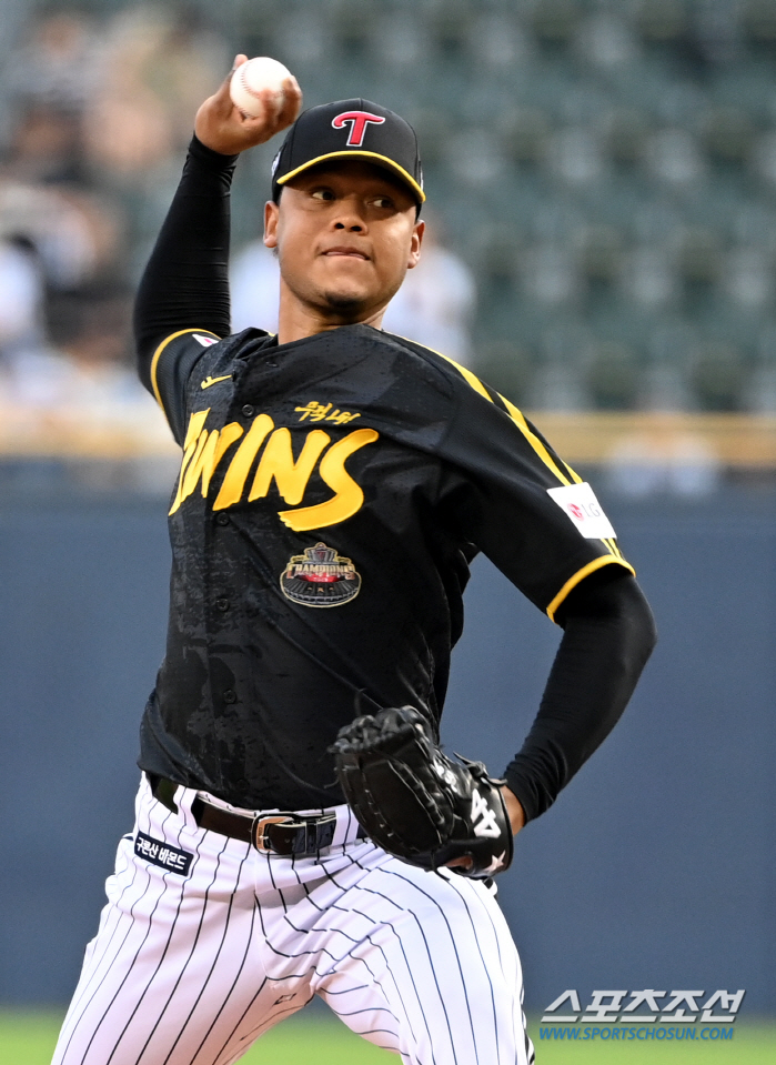 Austin's welcome! 'Welcome to Runpo' on the debut of a new foreigner. But... Hernandez's first home run allowed
