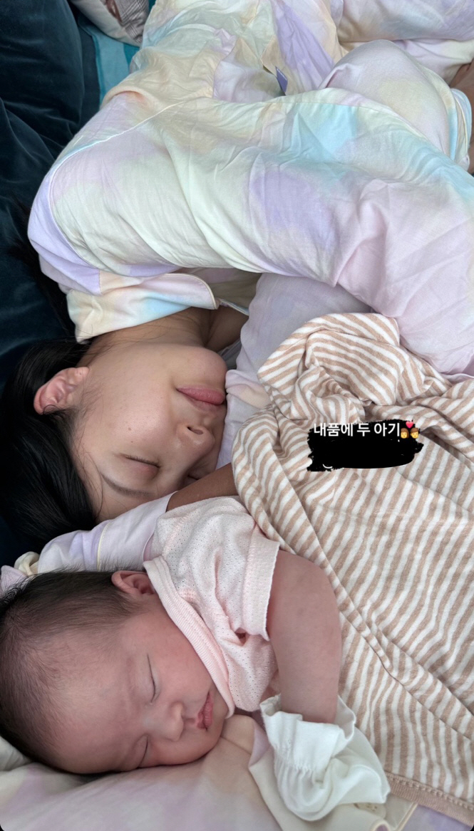 Oh, yes. 'Doll beauty'. Sleeping with your daughter. 'Bungeo-ppang'...♥ Lee Jihoon 'Two babies in my arms '