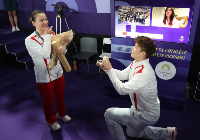   I can't stand this!Lovers proposing in the 'City of Romance'