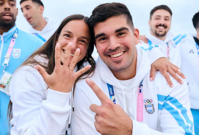   I can't stand this!Lovers proposing in the 'City of Romance'