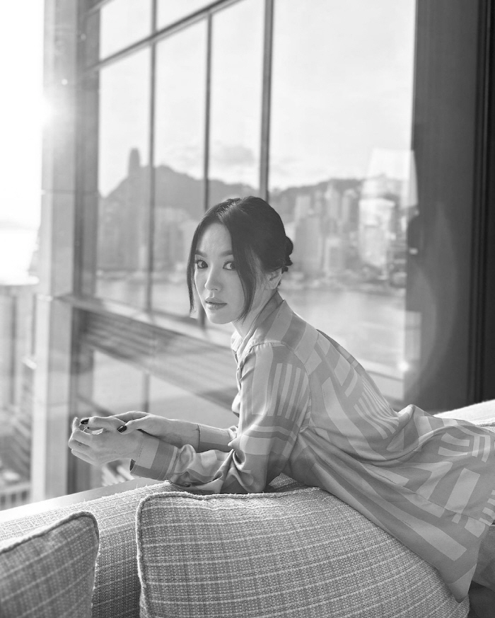 Song Hye-kyo's heart fluttered by eye contact..That's why I can't help but fall out