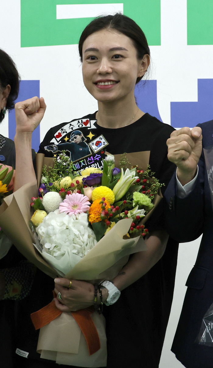 'The earth village is shocked'''SUFF silver medal' Kim Ye-ji fainted during the press conference. Fortunately, there are no abnormalities