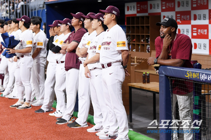 'Goodbye Dawson, I'll see you again' Not a foreign hitter but a Korean restaurant...Captain Song Seong-moon, who watched the departing colleague without saying anything