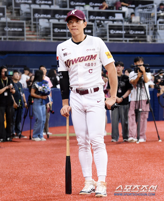 'Goodbye Dawson, I'll see you again' Not a foreign hitter but a Korean restaurant...Captain Song Seong-moon, who watched the departing colleague without saying anything