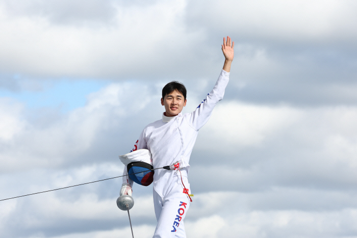 Do you know 'Woongtae, I'm going to become a human being'?' 'The Avengers'' golden cheer for the old road