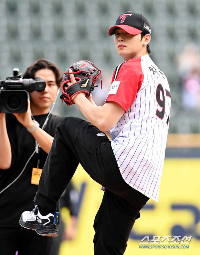 'Crazy' Two runs on errors in the top of the ninth inning → Austin solo shot in the bottom of the ninth inning → Park Dong-won's finishing two-run double. LG won four games in a row, with a 4-3 turnaround. 'Master of Reversing' is back. 