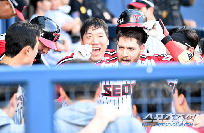 'Crazy' Two runs on errors in the top of the ninth inning → Austin solo shot in the bottom of the ninth inning → Park Dong-won's finishing two-run double. LG won four games in a row, with a 4-3 turnaround. 'Master of Reversing' is back. 