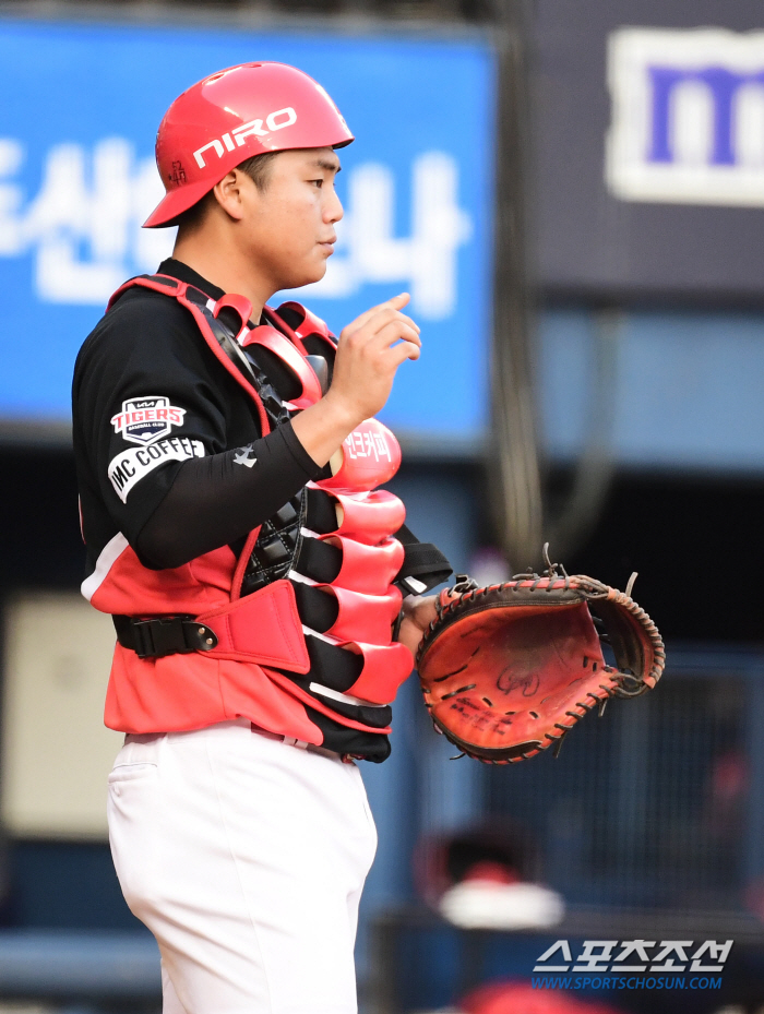 ML's 36-win big man's KBO debut, '25' Why the catcher wears a mask instead of'17-year veteran' 