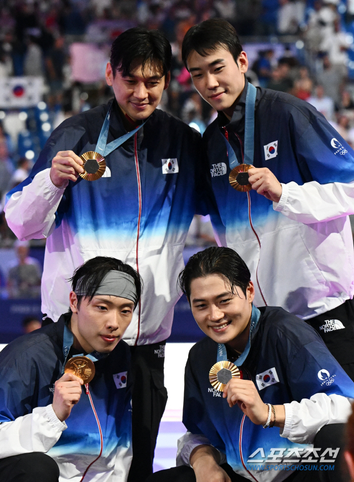 One in 11 is 金'' Super Mini Team with 13 medals, Fearless Miracles of the 2000s