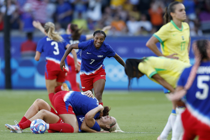 U.S.  3 consecutive Olympic jinx Brazil to recover to the top for the first time in 12 years. U.S. wins 1-0 women's final over Brazil