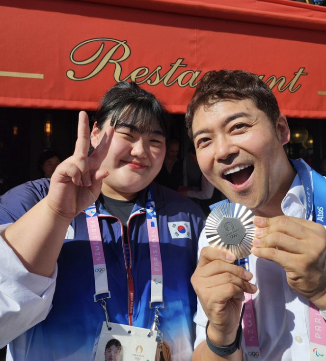 Jeon Hyun-moo smiles with Park Hye-jeong silver medal in weightlifting 'Thanks to Hye-jeong, the ratings gold medal!'