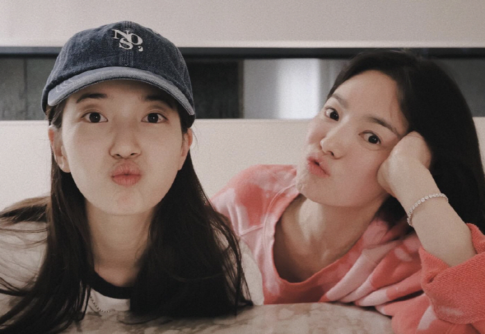 Suzy and Song Hye-kyo are moved by their support. Friendship beyond the 13-year-old age gap