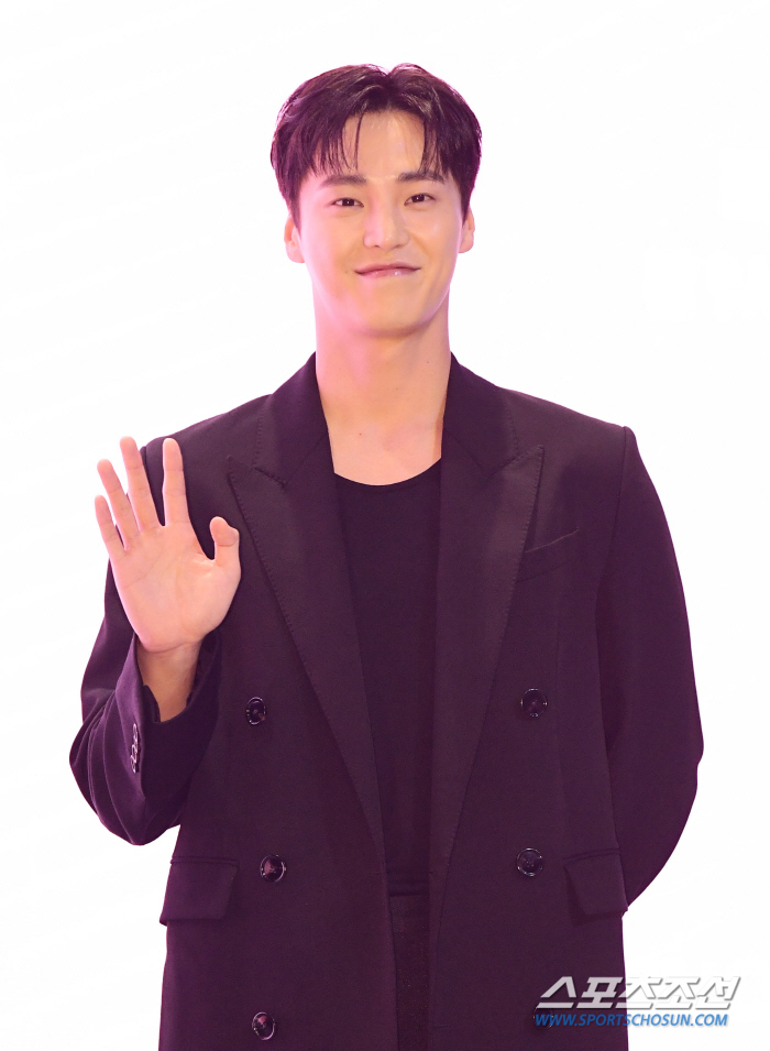  Lee Taehwan 'Confident Greetings with Eyes'