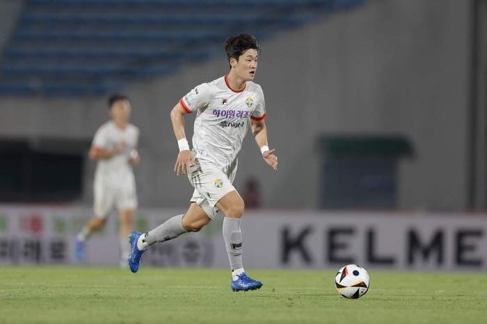 'The whole world is Gangwon' The orange-colored K-League, Player of the Month → Coach → Award for 3 consecutive weeks