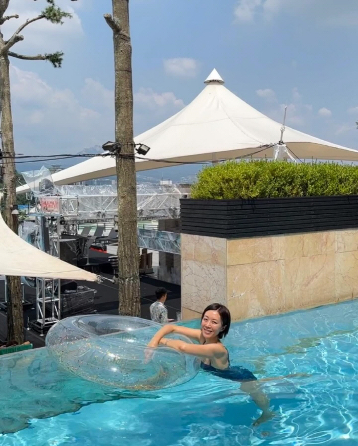 Seo Hyun-jin's perfect body made by a surprise yoga song about his swimsuit appearance 'Eyes Road'