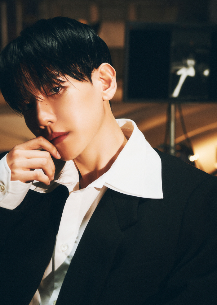  Baekhyun reveals the first concept photo of 'Hello, World'