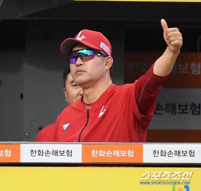 I'm a student, but I respect...Director Lee Sung-yong's praises 