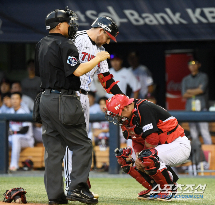 'Are you sure you're okay?' Catcher Kim Tae-gun, who was hit by the bat, was really worried about Austin...'A heartwarming scene away from the game'