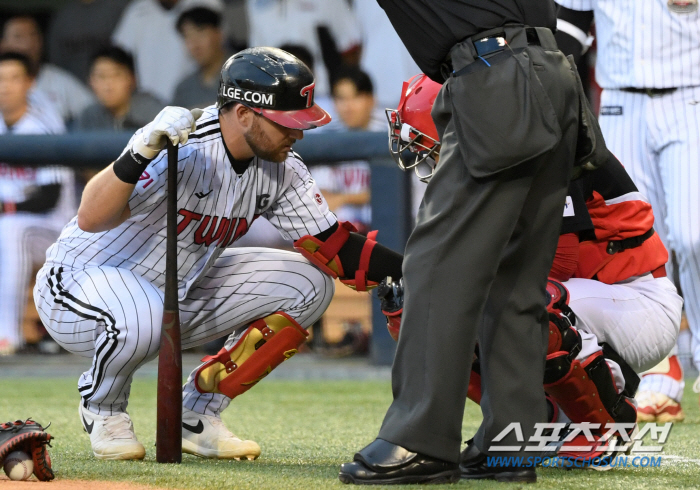 'Are you sure you're okay?' Catcher Kim Tae-gun, who was hit by the bat, was really worried about Austin...'A heartwarming scene away from the game'