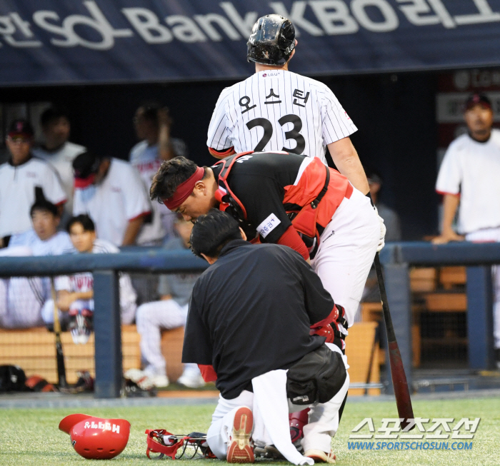 'Are you sure you're okay?' Catcher Kim Tae-gun, who was hit by the bat, was really worried about Austin...'A heartwarming scene away from the game'
