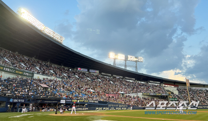 'It's finally today' KBO League's new history is born -16,552 people. More than 8.4 million people will shoot the highest number of spectators ever 