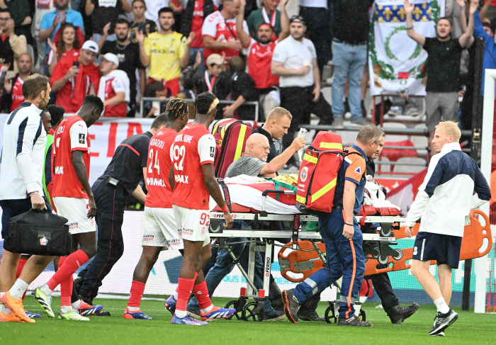 Unprecedented 34 minutes of extra time What's going on? ... Former Manchester United prospect falls, global cheering wave