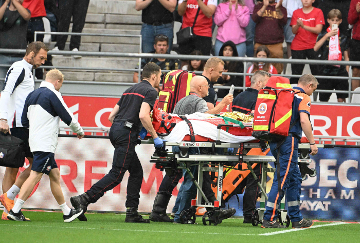 Unprecedented 34 minutes of extra time What's going on? ... Former Manchester United prospect falls, global cheering wave