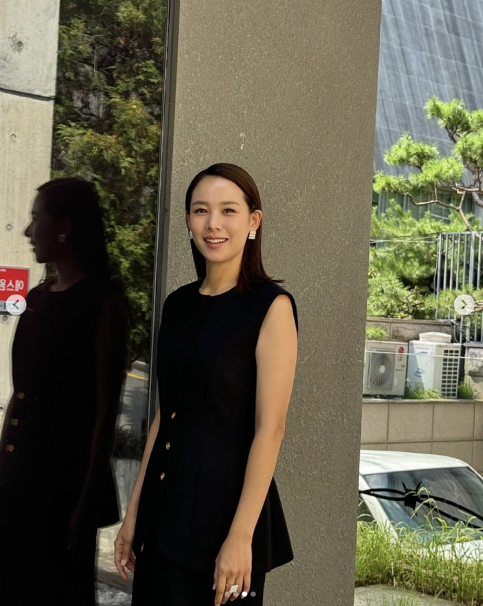 Cho Yoon-hee, are you a 42-year-old single mom? an all-black elegance