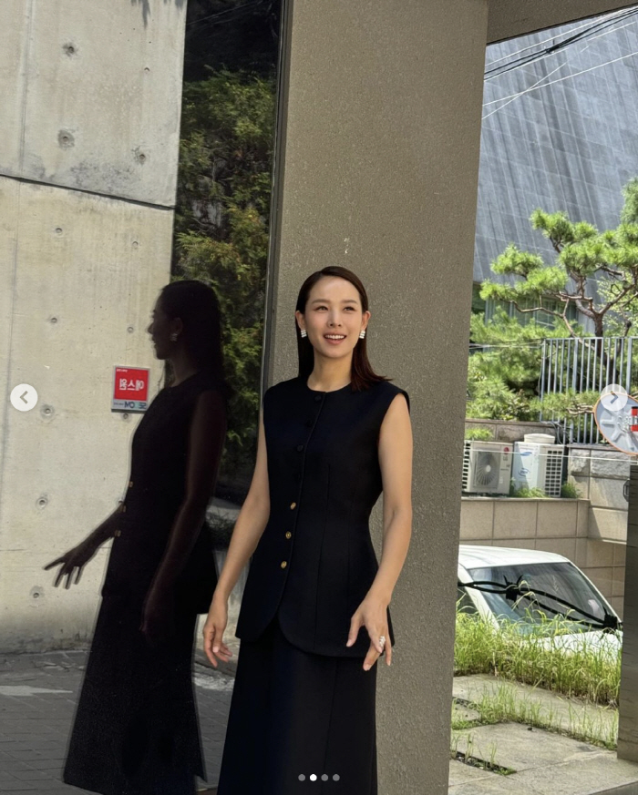 Cho Yoon-hee, are you a 42-year-old single mom? an all-black elegance