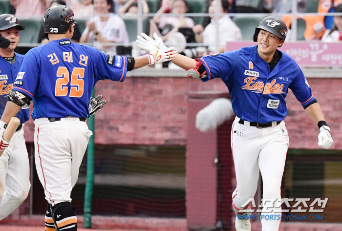 If you play baseball well, it's cheating... Hanwha Jang Jin-hyuk goes out of the fence with three home runs for two days 