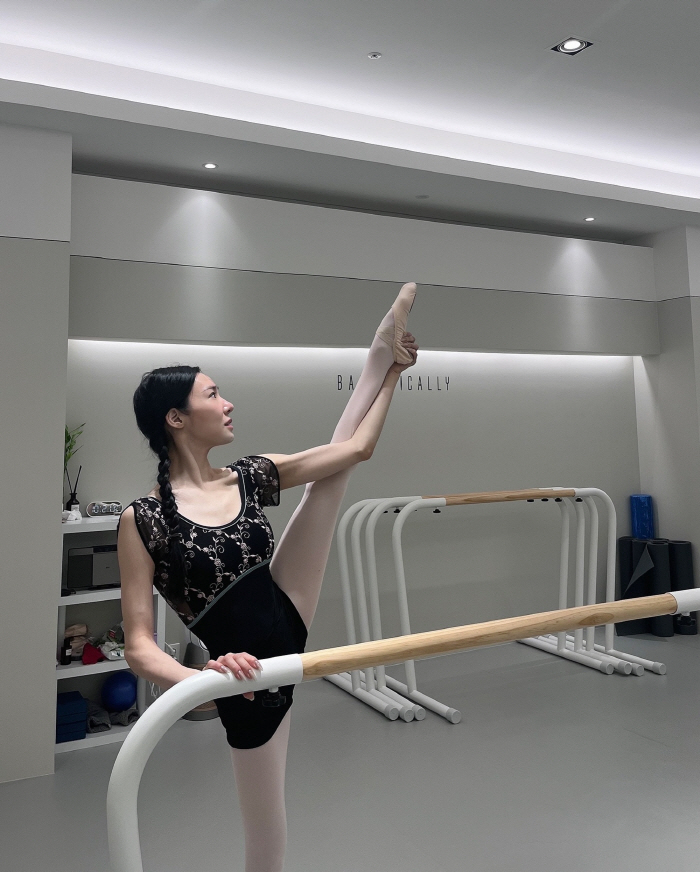 'At 35 years old, is this possible?Tiffany Young, a ballet pose that splits her legs 180 degrees, is surprising to those who watch it.'