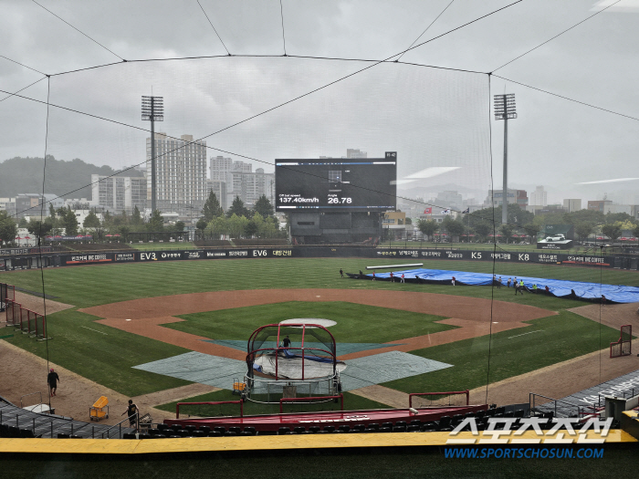 'It's an era of 8.47 million spectators.' It turned into a downpour in the blink of an eye! The huge tarpaulin was hurriedly taken out. Can the Gwangju KIA-Lotte match be held?