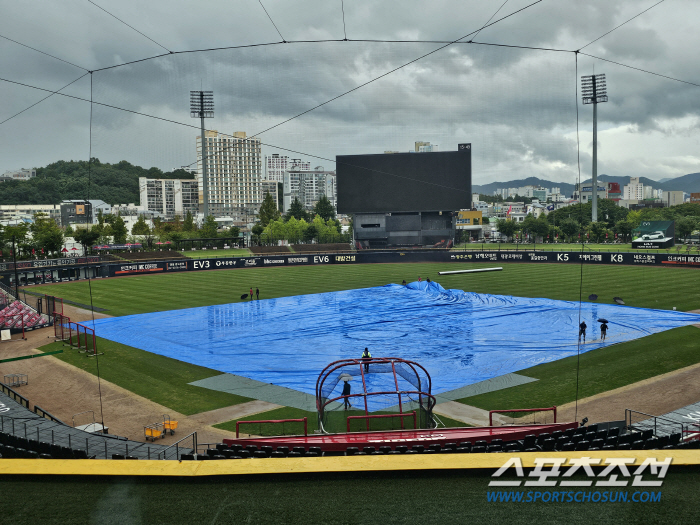 'It's an era of 8.47 million spectators.' It turned into a downpour in the blink of an eye! The huge tarpaulin was hurriedly taken out. Can the Gwangju KIA-Lotte match be held?