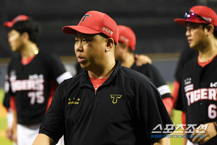 'It's an era of 8.47 million spectators.' It turned into a downpour in the blink of an eye! The huge tarpaulin was hurriedly taken out. Can the Gwangju KIA-Lotte match be held?