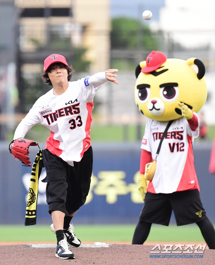  Lee Hong-ki 'Powerful first pitch in a tiger uniform'