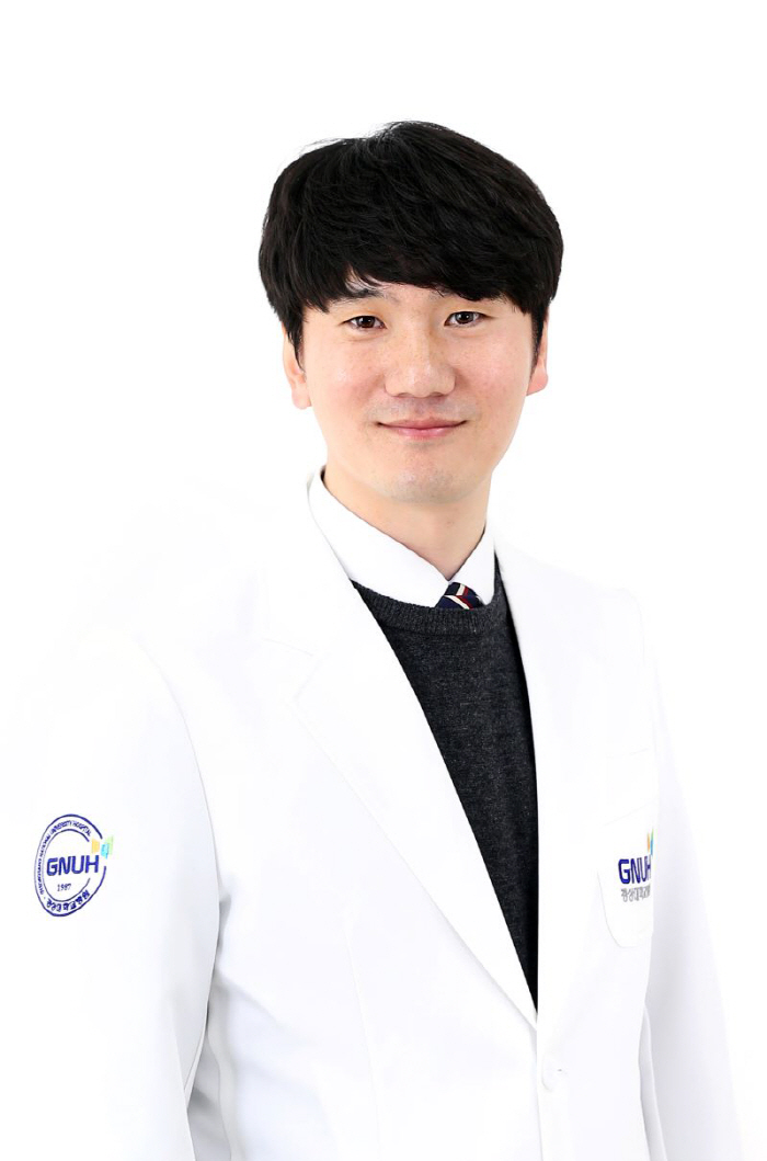 Professor Kim Sung-jae of the Gyeongsang National University Hospital won the best academic award from the Korean Society of Cataract Refractive Surgery