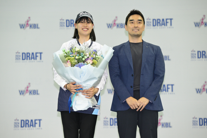 Shinhan Bank's No. 1 Hong Yoo-soon and BNK's No. 2 Kim Do-yeon. Women's professional basketball rookie draft succession (roundup)