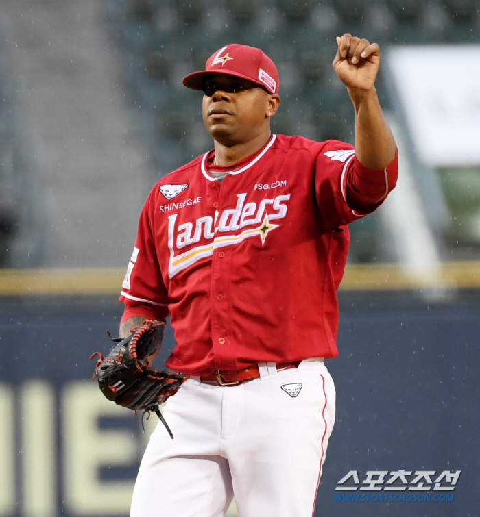 '8th episode again, Noh Kyung-eun. Austin, double, but...' Elias 7 scoreless innings + Otaegon wedge two-run shot SSG and LG won 5-1 completely. a four-game losing streak. LG has five hits and empty space 